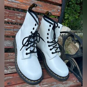 Dr. Martens White Leather Lace-Up 1460W Boots. Combat 8eye boots. NWOB Sz-8L.  O